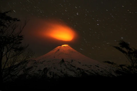 Núi lửa Villarrica nhìn từ công viên quốc gia Villarrica tại Pucon, Chile ngày 4/5. (Nguồn: sputniknews.com)