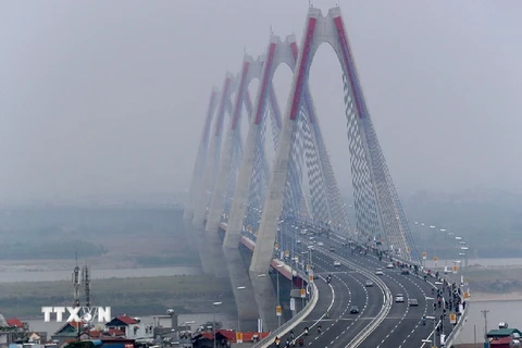 Cầu Nhật Tân bắc qua sông Hồng. (Ảnh: Huy Hùng/TTXVN)