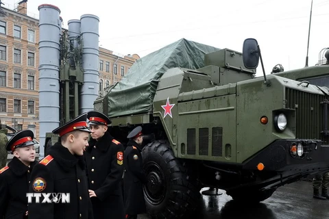 Hệ thống tên lửa đất đối không S-300 PMU trưng bày tại triển lãm quân sự ở Saint Petersburg ngày 20/2/2015. (Nguồn: AFP/TTXVN)