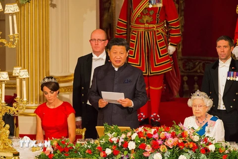  Nữ hoàng Elizabeth II và Chủ tịch Tập Cận Bình tại tiệc chiêu đãi ở Cung điện Buckingham tháng 10/2015. (Nguồn: AFP/TTXVN)