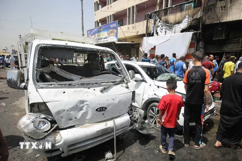 Hiện trường vụ đánh bom xe ở Sadr City, Baghdad, Iraq ngày 11/5. (Nguồn: AFP/TTXVN)