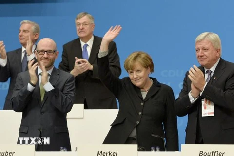 Thủ tướng Đức Angela Merkel (giữa) và Ban lãnh đạo Liên minh Dân chủ cơ đốc giáo (CDU) tại Đại hội toàn quốc của đảng lần thứ 28 ở thành phố Karlsruhe ngày 14/12/2015. (Nguồn: AFP/TTXVN)