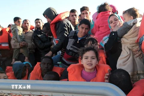 Người di cư cập cảng ở Sicily sau khi được cứu trên biển ngày 15/4. (Nguồn: AFP/TTXVN)
