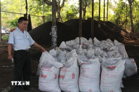 Một lượng lớn phân bón sản xuất không có giấy phép chuẩn bị được đóng bao ở Đắk Lắk. (Ảnh: Phạm Cường/TTXVN)