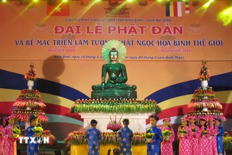 Nghi lễ dâng hoa, bế mạc triển lãm tượng Phật ngọc Hòa bình thế giới tại Đại lễ Phật đản - Phật lịch 2560 tổ chức tại Ninh Bình. (Ảnh: Ninh Đức Phương/TTXVN)