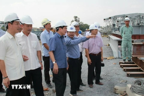Chủ tịch Tổng Liên đoàn Lao động Việt Nam Bùi Văn Cường thị sát công trình xây dựng cầu Ghềnh. (Ảnh: Sỹ Tuyên/TTXVN)