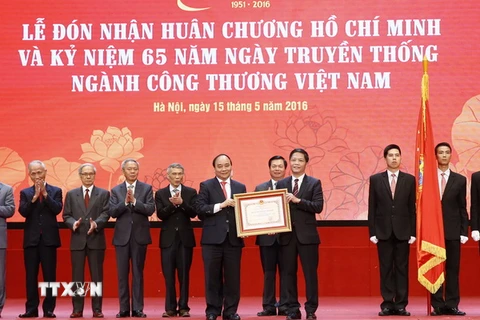 Thủ tướng Nguyễn Xuân Phúc trao tặng Huân chương Hồ Chí Minh cho ngành Công Thương Việt Nam. (Ảnh: Thống Nhất/TTXVN)