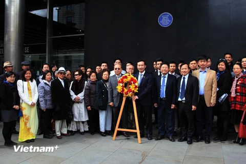Đại sứ Nguyễn Văn Thảo cùng các cơ quan đại diện, kiều bào và lưu học sinh tại Anh kỷ niệm sinh nhật Bác (Ảnh: Như Mai/Vietnam+)