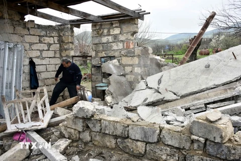 Một ngôi nhà bị phá hủy sau các cuộc giao tranh tại khu vực tranh chấp Nagorny Karabakh (Nguồn:.AFP/TTXVN)