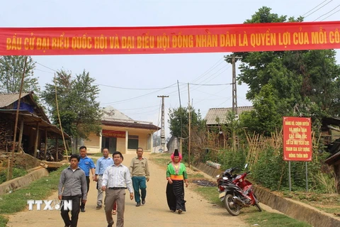 Hội đồng bầu cử xã Co Mạ, huyện Thuận Châu, tỉnh Sơn La đi tuyên truyền về ý nghĩa của cuộc bầu cử. (Ảnh Công Luật/TTXVN)