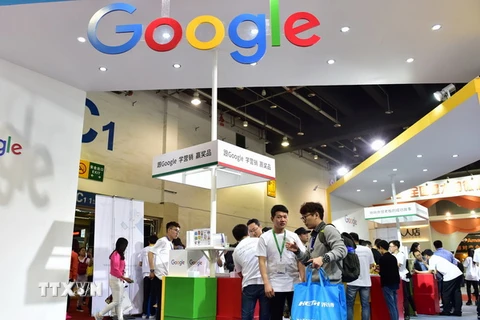 Gian giới thiệu sản phẩm của Google trong Hội chợ Thương mại Điện tử Quốc tế tại tỉnh Chiết Giang, Trung Quốc, ngày 11/4. (Nguồn: )AFP/TTXVN