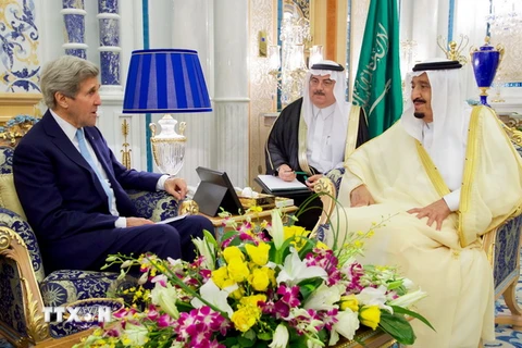 Quốc vương Saudi Arabia Salman bin Abdulaziz Al Saud (phải) có cuộc gặp với Ngoại trưởng Mỹ John Kerry (trái) đang ở thăm Saudi Arabia. (Nguồn: EPA/TTXVN)