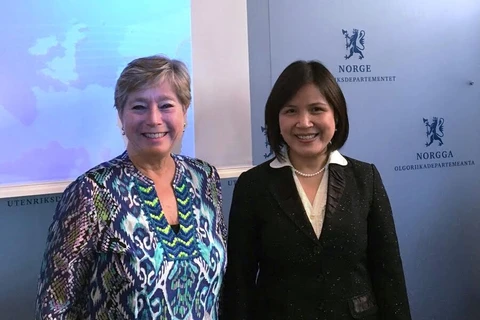 Quốc vụ khanh Bộ Ngoại giao Na Uy Tone Skogen (trái) và Đại sứ Việt Nam Lê Thị Tuyết Mai tại hội thảo. (Ảnh do Đại sứ quán Việt Nam tại Na Uy cung cấp)