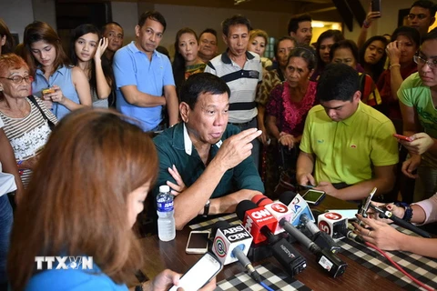 Tân Tổng thống Rodrigo Duterte (giữa) phát biểu trong cuộc họp báo ở Davao. (Nguồn: AFP/TTXVN)