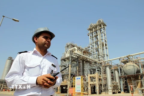 Nhân viên làm việc tại cơ sở hóa dầu Mahshahr ở tỉnh Khuzestan, Tây Nam Iran ngày 28/9/2011. (Nguồn: EPA/TTXVN)