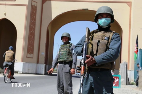 Cảnh sát Afghanistan trong chiến dịch truy quét phiến quân Taliban ở Ghazni ngày 7/5. (Nguồn: EPA/TTXVN)