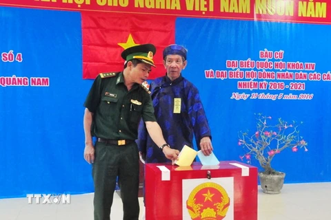 Cán bộ chiến sỹ và người dân xã đảo Tân Hiệp (Cù Lao Chàm), thành phố Hội An bỏ phiếu bầu. (Ảnh: Đoàn Hữu Trung/TTXVN)