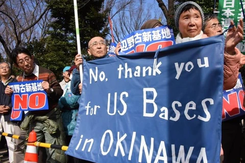Những người biểu tình vây quanh trụ sở Quốc hội Nhật Bản đòi đuổi căn cứ quân sự Mỹ. (Nguồn: AFP)