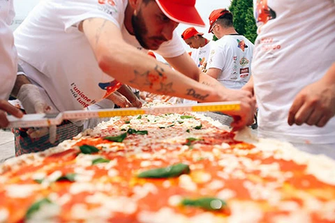 Chiếc bánh pizza Neapolitan dài nhất thế giới. (Nguồn: guinnessworldrecords.com)