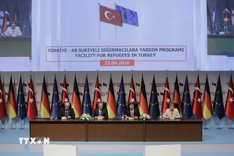 Thủ tướng Thổ Nhĩ Kỳ Ahmet Davutoglu (thứ hai, phải sang), Chủ tịch Hội đồng châu Âu Donald Tusk (thứ hai, trái) và Thủ tướng Đức Angela Merkel (phải) trong cuộc họp báo ở Gaziantep, Thổ Nhĩ Kỳ sau khi thăm trại tị nạn Nizip ngày 23/4. (Nguồn: