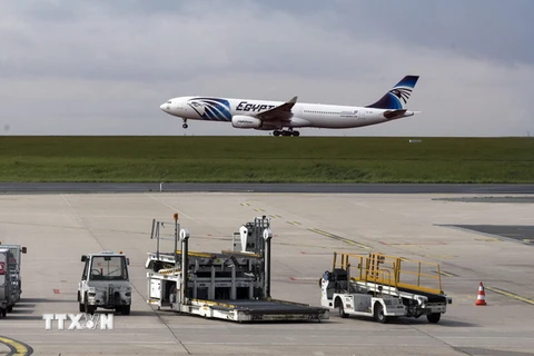 Một máy bay của hãng hàng không EgyptAir cất cánh từ sân bay Charles de Gaule, Paris, Pháp ngày 19/5. (Nguồn: EPA/TTXVN)