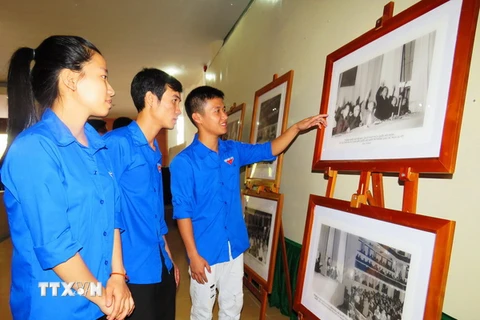 Khách tham quan Triển lãm ảnh "Chủ tịch Hồ Chí Minh với công tác bầu cử đại biểu Quốc hội và Hội đồng nhân dân các cấp” tại Quảng Bình. (Ảnh minh họa: Mạnh Thành/TTXVN)