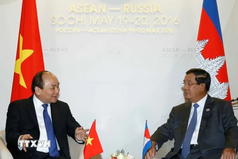Thủ tướng Nguyễn Xuân Phúc gặp Thủ tướng Chính phủ Hoàng gia Campuchia Hun Sen. (Ảnh: Thống Nhất/TTXVN)