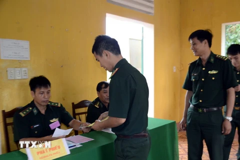 Bầu cử sớm tại các đồn Biên phòng Đắk Nông. (Ảnh: Ngọc Minh/TTXVN)