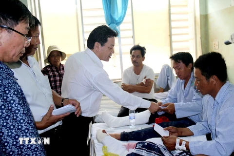 Lãnh đạo tỉnh Bình Thuận thăm hỏi nạn nhân tại Bệnh viện đa khoa tỉnh Bình Thuận. (Ảnh: Nguyễn Thanh/TTXVN)