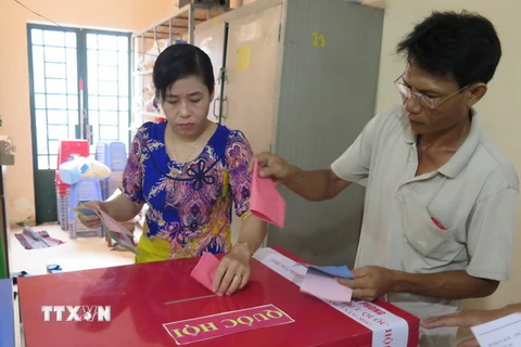 Người dân bỏ phiếu bầu tại Khu công nghiệp Tân Tạo, quận Bình Tân, TP Hồ Chí Minh. (Ảnh: TTXVN)