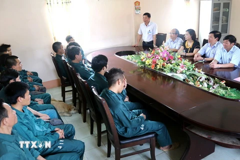Đoàn giám sát kiểm tra công tác chuẩn bị bầu cử tại Trại tạm giam công an tỉnh Phú Thọ ngày 19/5. (Ảnh: Trung Kiên/TTXVN)