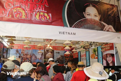 Du khách chen nhau vào thăm gian hàng Việt tại hội chợ các nền văn hóa bạn bè 2016 tại Mexico City. (Ảnh: Việt Hòa-Việt Hùng/Vietnam+)