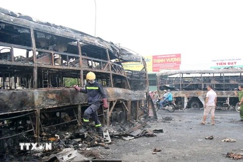 Hiện trường vụ tai nạn giao thông khiến 12 người chết tại Bình Thuận (Ảnh: Nguyễn Thanh/TTXVN)
