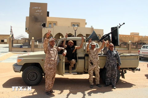 Lực lượng Chính phủ Libya mừng chiến thắng sau khi giành lại Abu Grain ngày 18/5. (Nguồn: THX/TTXVN)