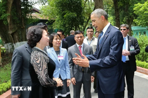 Chủ tịch Quốc hội Nguyễn Thị Kim Ngân đón Tổng thống Barack Obama tới thăm Khu di tích Chủ tịch Hồ Chí Minh trong Phủ Chủ tịch. (Ảnh: Trọng Đức/TTXVN)