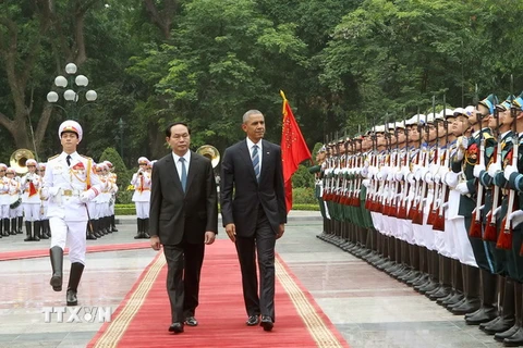 Chủ tịch nước Trần Đại Quang và Tổng thống Hoa Kỳ Barack Obama duyệt Đội danh dự Quân đội nhân dân Việt Nam. (Ảnh: Nhan Sáng/TTXVN)