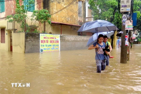 Ngập úng tại đường phường Đồng Tâm, thành phố Yên Bái sau cơn mưa lớn. (Ảnh: Đức Tưởng/TTXVN)