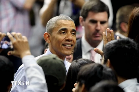 Tổng thống Barack Obama với các bạn trẻ thành viên Sáng kiến Thủ lĩnh Trẻ Đông Nam Á tại buổi gặp gỡ, giao lưu. (Ảnh: Quang Nhựt/TTXVN)