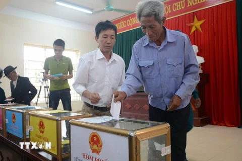 Cử tri bầu cử tại Quảng Ninh. (Ảnh: Nguyễn Hoàng/TTXVN)