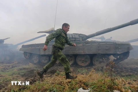 Xe bọc thép của lực lượng li khai tại cuộc thao diễn quân sự ở thị trấn Torez thuộc khu vực Donetsk ngày 14/9. (Nguồn: AFP/TTXVN)
