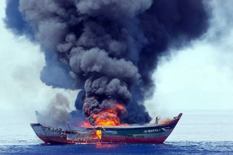 Một trong bốn tàu cá Việt Nam bị Palau đốt hồi năm 2015 do "đánh bắt trái phép." (Nguồn: AFP)