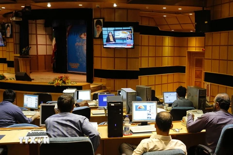 Các nhà báo Iran theo dõi kết quả bầu cử Quốc hội tại phòng báo chí trụ sở Bộ Nội vụ ở Tehran ngày 30/4. (Nguồn: AFP/TTXVN)