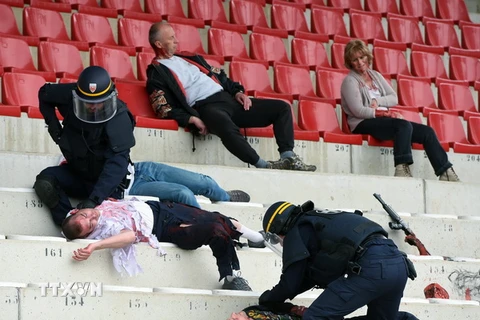 Cảnh sát Pháp tham gia diễn tập chống khủng bố tại sân vận động ở Valence, miền đông nam Pháp ngày 21/4. (Nguồn: AFP/TTXVN)