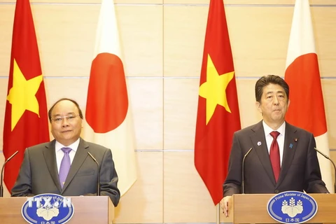 Thủ tướng Nguyễn Xuân Phúc và Thủ tướng Nhật Bản Shinzo Abe họp báo chung. (Ảnh: Thống Nhất/TTXVN)