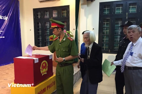 Chiến sỹ công an tham gia bỏ phiếu tại một điểm bầu cử (Ảnh: Đỗ Bình/Vietnam+)