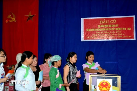 Cử tri xã Cốc San, huyện Bát Xát, tỉnh Lào Cai bỏ phiếu tại khu vực bầu cử số 10. (Ảnh: Hương Thu/TTXVN)