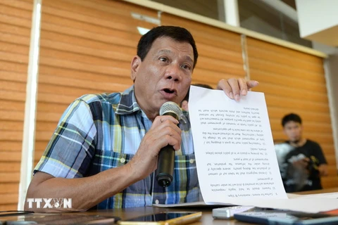 Tổng thống Rodrigo Duterte phát biểu trong cuộc họp báo đầu tiên kể từ khi ông tuyên bố đắc cử Tổng thống, tại thành phố Davao, đảo Mindanao, miền nam Philippines ngày 16/5. (Nguồn: AFP/TTXVN)
