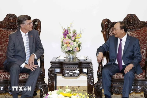 Thủ tướng Nguyễn Xuân Phúc tiếp ông Hugh Borrowman, Đại sứ Australia tại Việt Nam đến chào từ biệt nhân dịp kết thúc nhiệm kỳ công tác. (Ảnh: Thống Nhất/TTXVN)