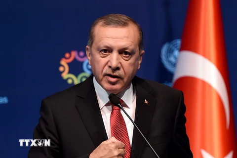 Tổng thống Thổ Nhĩ Kỳ Recep Tayyip Erdogan phát biểu trong một cuộc họp báo ở Istanbul ngày 24/5. (Nguồn: THX/TTXVN)
