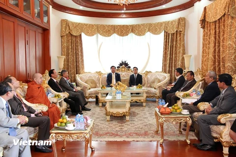 Bí thư Thành ủy TP.HCM đến thăm và chúc sức khỏe các vị nguyên Lãnh đạo Đảng và Nhà nước Lào. (Ảnh: Phạm Kiên/Vietnam+)